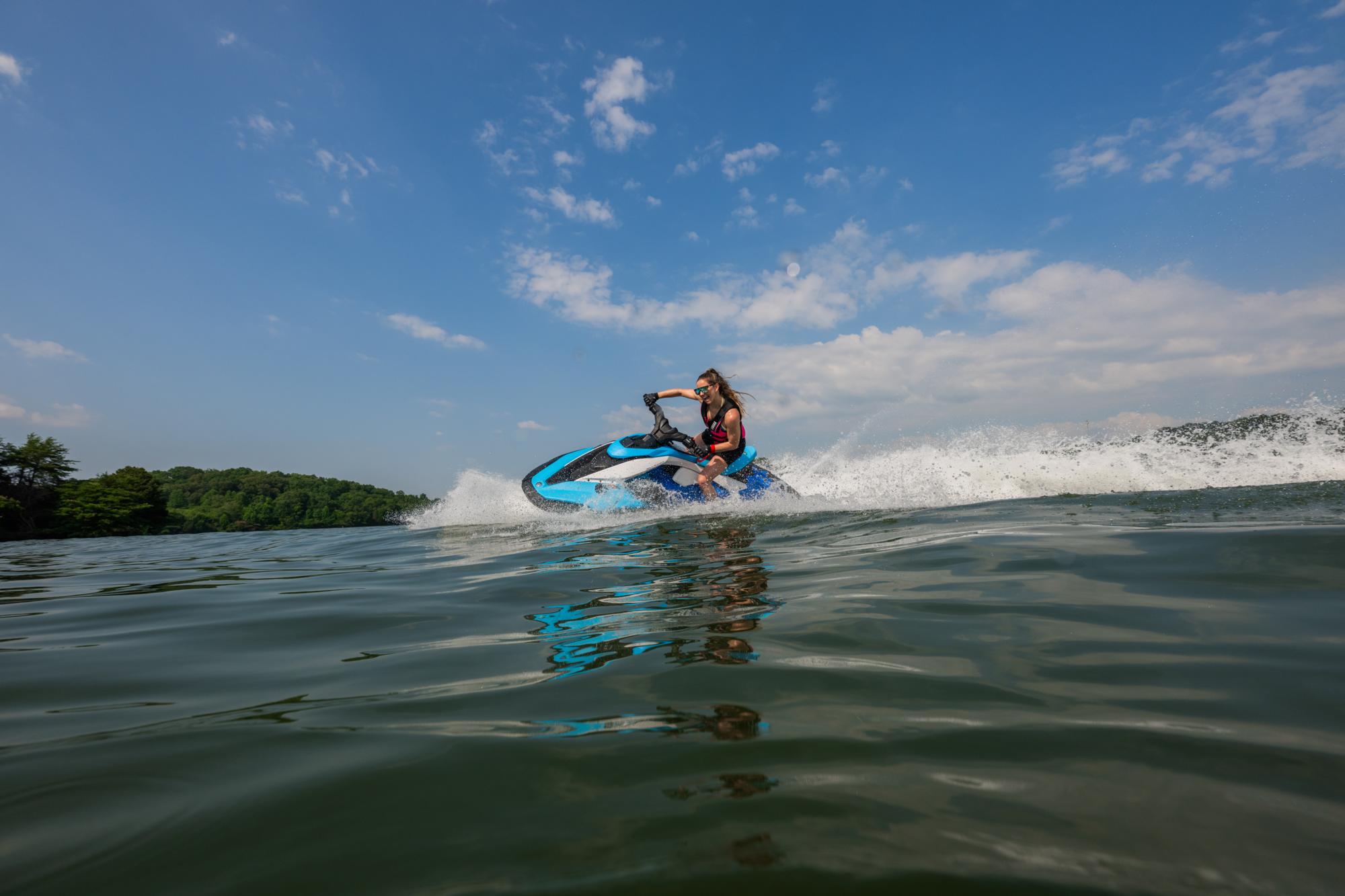 2026-Yamaha-JETBLASTERDLX-EU-Azure_Blue___White-Action-006-03