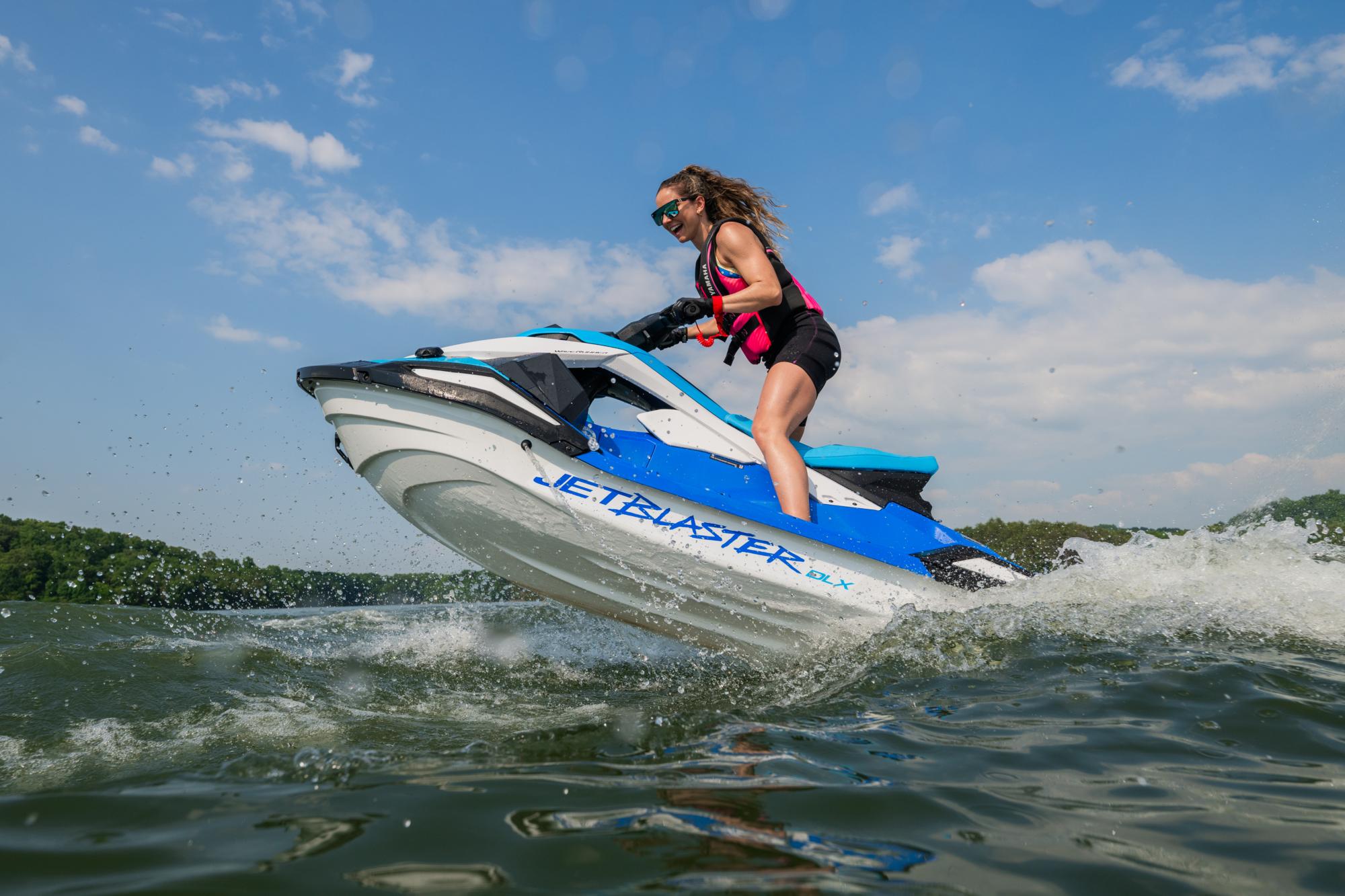 2026-Yamaha-JETBLASTERDLX-EU-Azure_Blue___White-Action-002-03