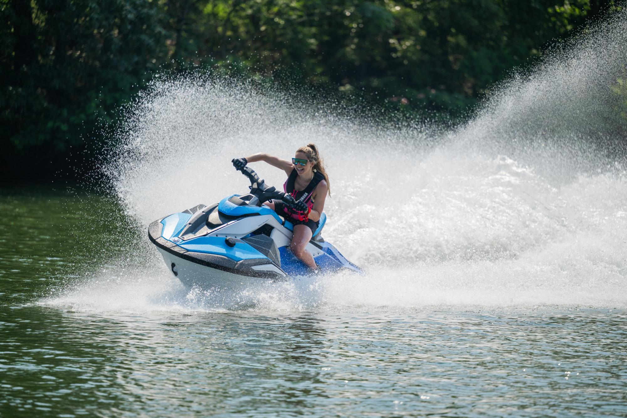 2026-Yamaha-JETBLASTERDLX-EU-Azure_Blue___White-Action-003-03