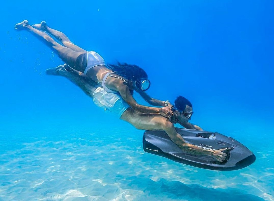 Seabob-Action-Under-Water-Couple